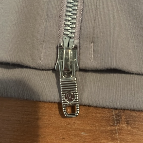 Size 2 lululemon zip up in excellent condition - Picture 3 of 6